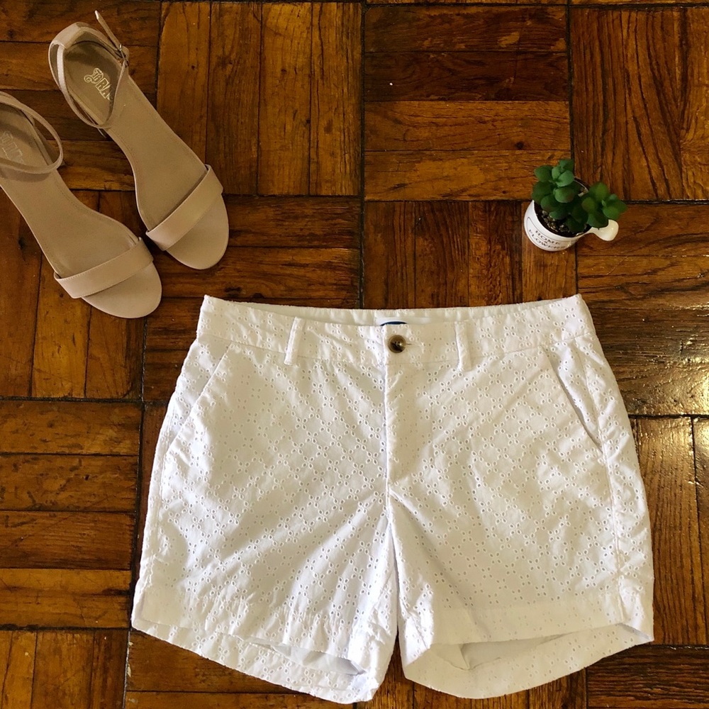 Old Navy White Eyelet Chino Lounge Shorts 4”
